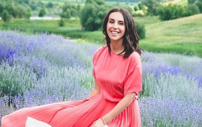 Світиться від щастя: Джамала підкреслила вагітний животик яскравим платтям в етнічному стилі