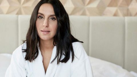 Постельное настроение: Джамала покрасовалась загорелыми ножками в халате на голое тело