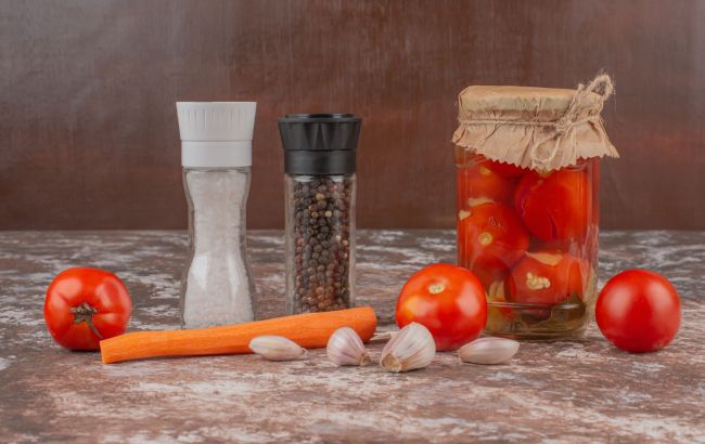 Стоятимуть до весни й не розм'якнуть. Рецепт дуже смачних квашених помідорів