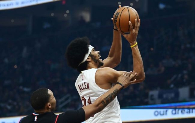 Слэм-данк на 180 градусов от центрового "Кливленда": момент дня в НБА