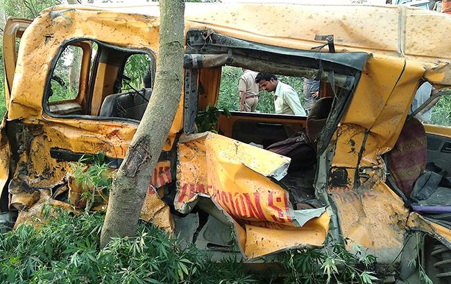 В Индии школьный автобус столкнулся с поездом, погибли 13 детей