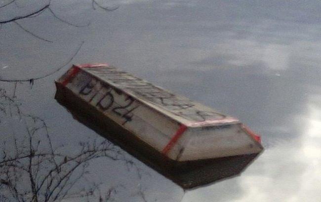 Валютные ипотечники спустили в Москву-реку 20 гробов с названиями банков