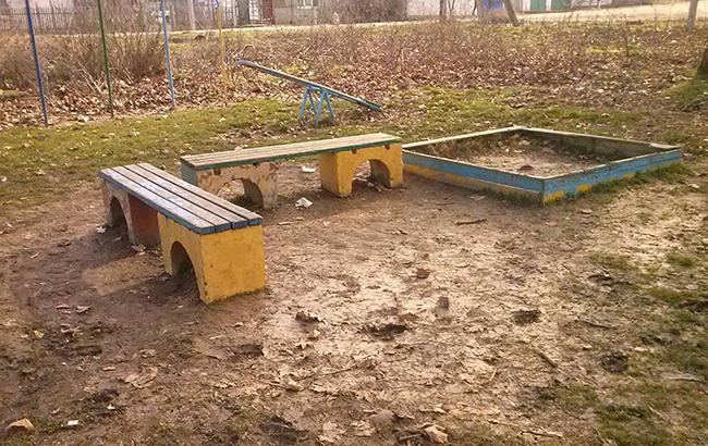 "Діти нашого двору грають на смітнику": в мережі розповіли про дитячі майданчики в Криму
