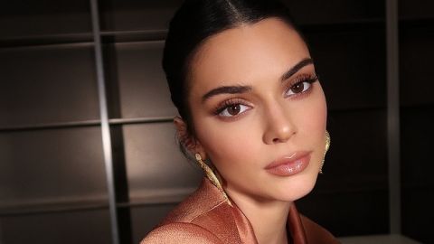 Кендалл Дженнер показала розкішні ніжки, з'явившись на Тижні моди в Нью-Йорку тільки в піджаку