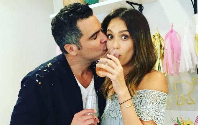 Джессіка Альба поділилася зворушливим селфі з новонародженим сином