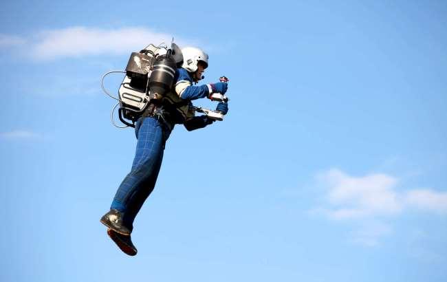 В США состоялся первый официальный полет с персональным реактивным ранцем