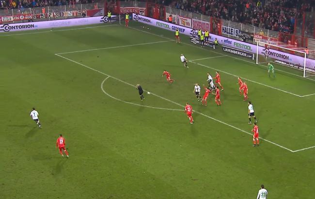 В Германии во время чемпионата по футболу девушка-арбитр помогла забить гол