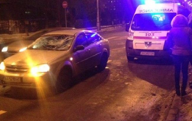 У центрі Києва легковий автомобіль збив двох людей