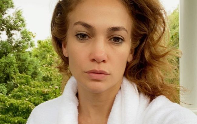 Прекрасна даже без макияжа: 51-летняя Дженнифер Лопес поразила цветущим внешним видом