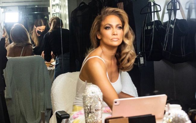 Ей точно 51? Дженнифер Лопес в дерзкой мини-юбке покорила молодостью и красотой