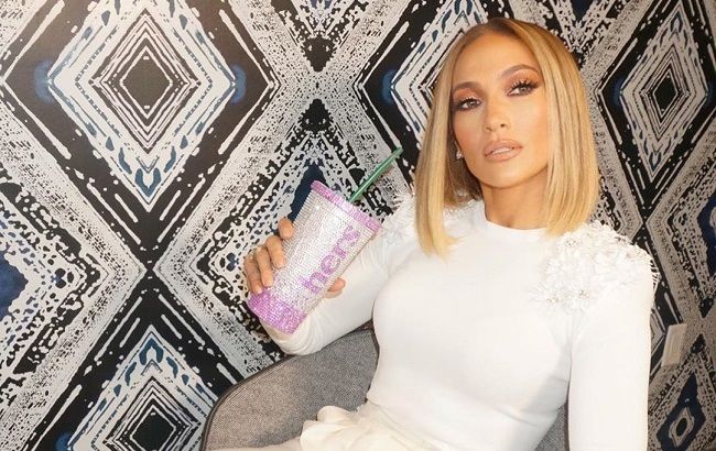 Восхитительна: 50-летняя Дженнифер Лопес показала стройную фигуру в откровенном наряде