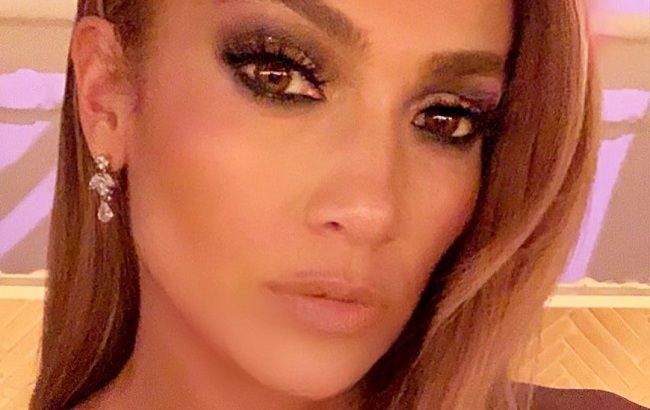 Яка ж вона розкішна! Дженніфер Лопес у золотистій сукні блищить на Governors Awards 2019