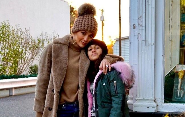 Мама и ее кокосы: Дженнифер Лопес порадовала трогательным семейным снимком с детьми