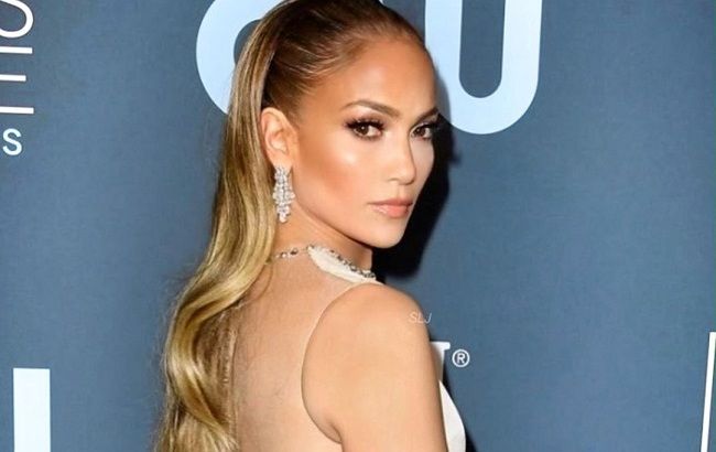 Женщина-вдохновение: 50-летняя Дженнифер Лопес восхитила точеной фигурой в эффектном наряде