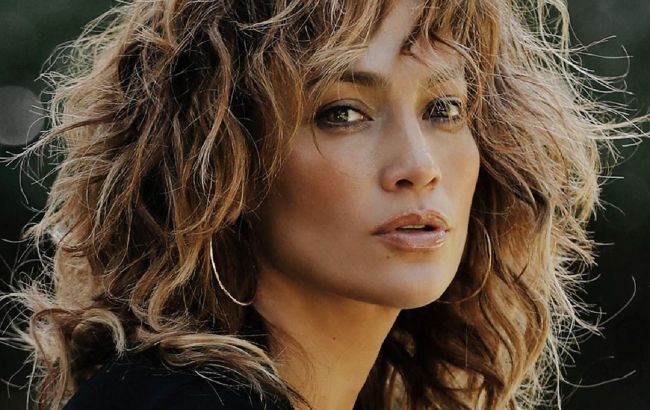 В мини и ботфортах: 50-летняя Дженнифер Лопес похвасталась идеальной фигурой в эффектном total look