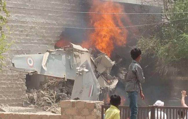 В Индии военный самолет упал на жилое здание