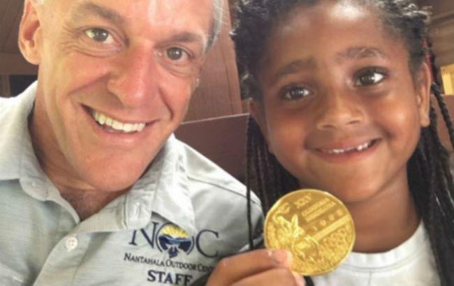 Семилетняя девочка нашла в мусоре золотую медаль Олимпиады