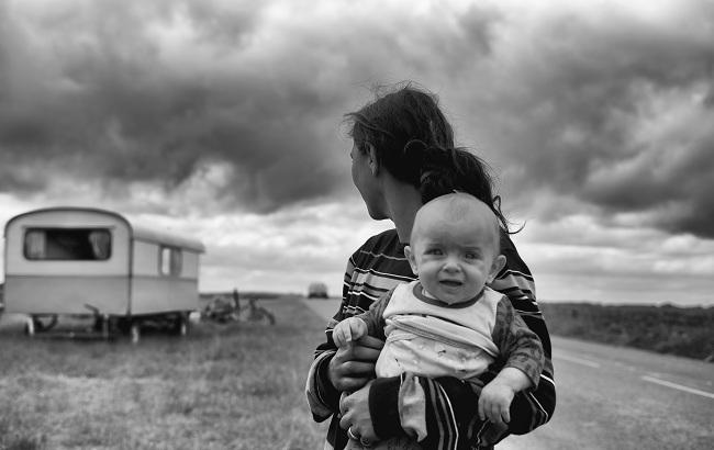 Под Полтавой горе-мать жила с 2-летним ребенком в палатке на улице