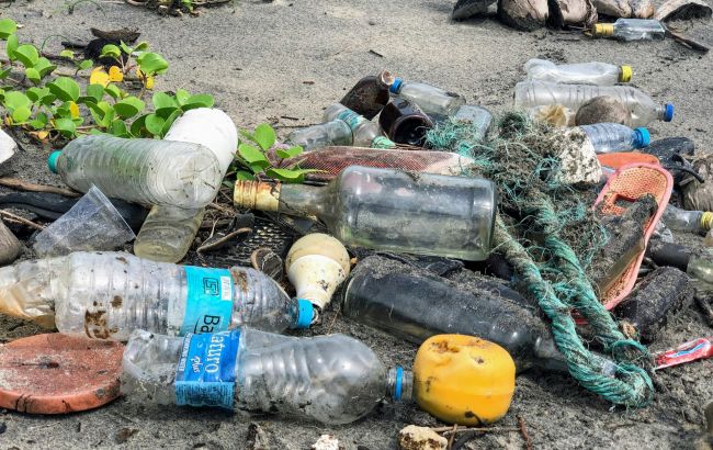 Ці 5 відомих компаній виробляють майже 25 відсотків світового пластикового сміття: дослідження
