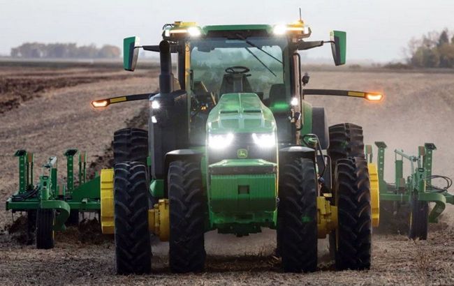 Фермер в пабе, трактор в поле: John Deere представил полностью автономный трактор