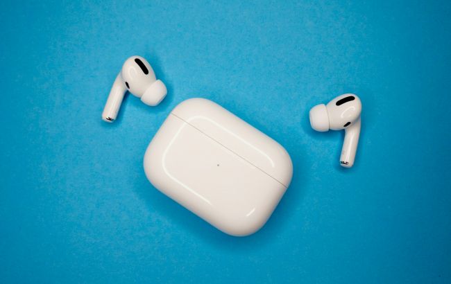 Новые наушники AirPods выйдут уже в этом году в двух версиях: что известно