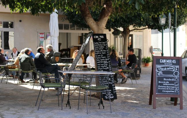 В Іспанії ресторанам дозволили заробляти на столиках в тіні: які правила