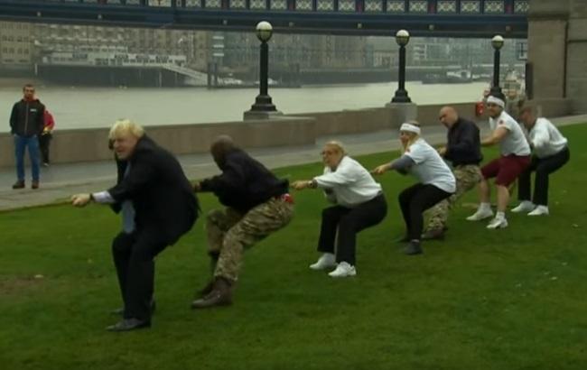 Мэр Лондона перетягивает канат с королевскими солдатами. Видео