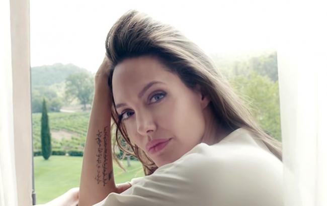 Анджелина Джоли снялась в чувственном видео для рекламы духов