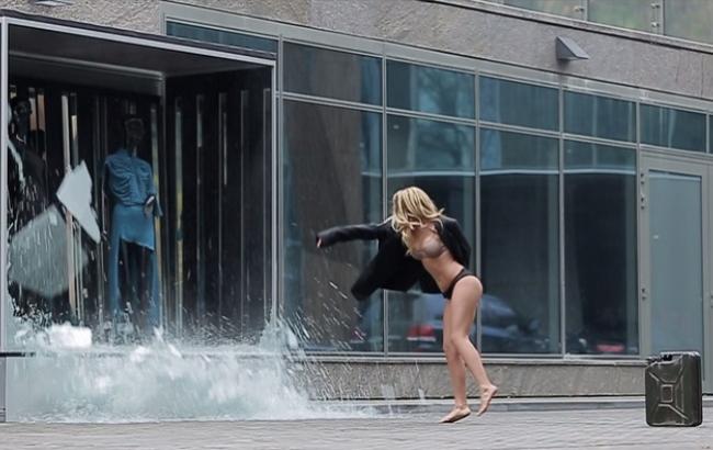 В новом клипе "ВИА Гры" солистки бьют витрины и сжигают дорогой автомобиль