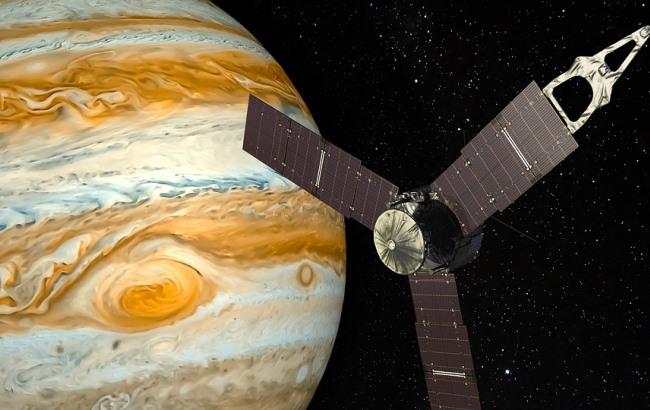 NASA показало впечатляющий снимок "розовой" бури на Юпитере (фото)