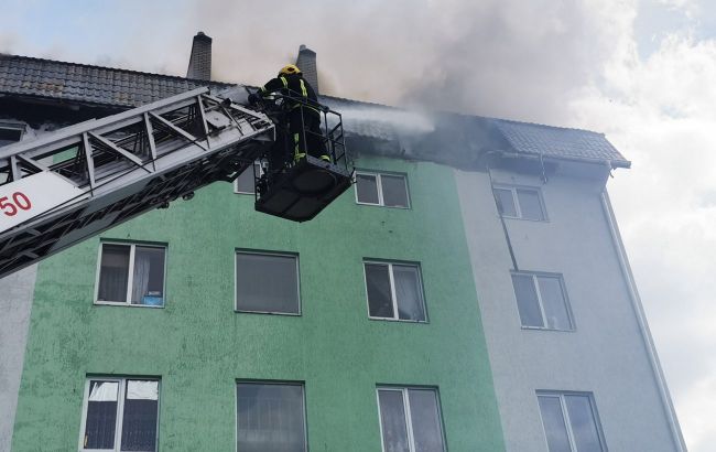 Пожар в пятиэтажке под Киевом тушили несколько часов: спасатели сообщили подробности
