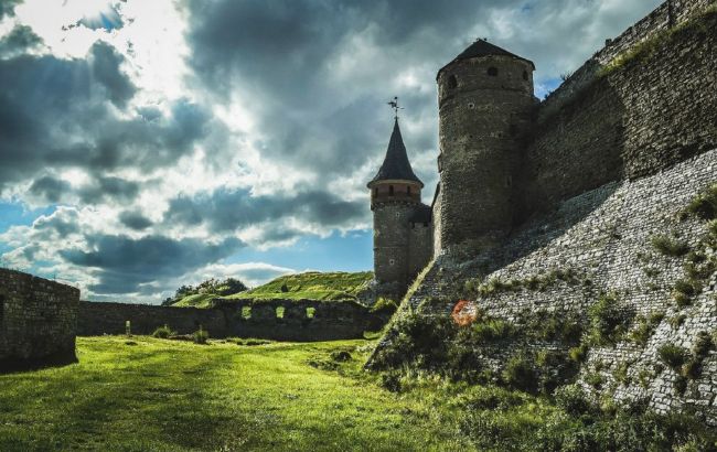 Атмосфера історії: казкова фортеця в Україні для ідеального осіннього вікенду