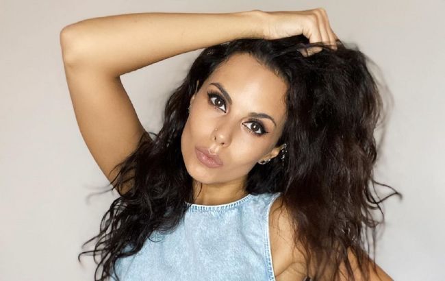 Вышла с любимым на прогулку: Каменских в легком платье удивила своим луком