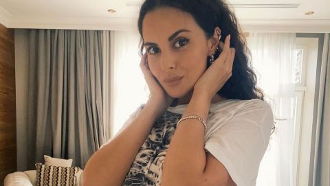 Сама женственность: Настя Каменских в одном бикини демонстрирует шикарную фигуру