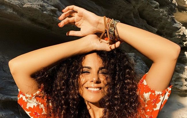 Светится от счастья: Настя Каменских похвасталась яркими фото у океана