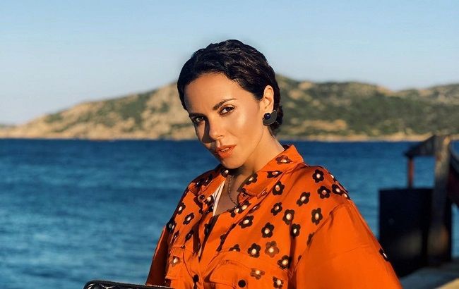 "Тропиканка": Настя Каменских в эффектном шелковом платье прогулялась по джунглям