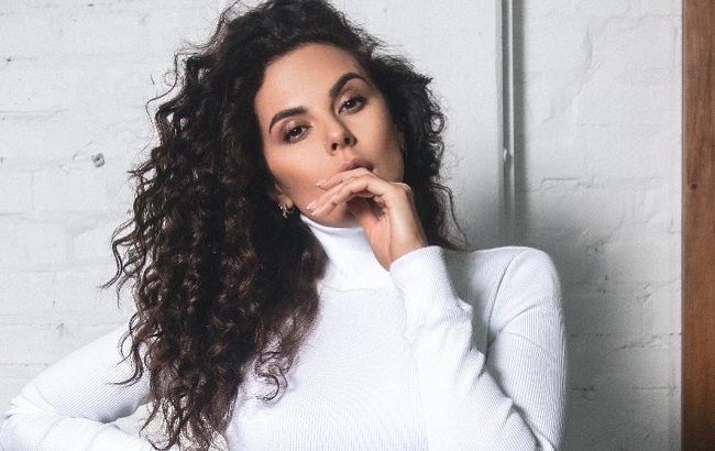 Кокетливая Каменских в мини-платье соблазнила откровенным образом