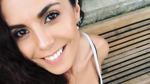 "Жарко": Настя Каменских похвасталась аппетитными формами в облегающем топе и мини-юбке