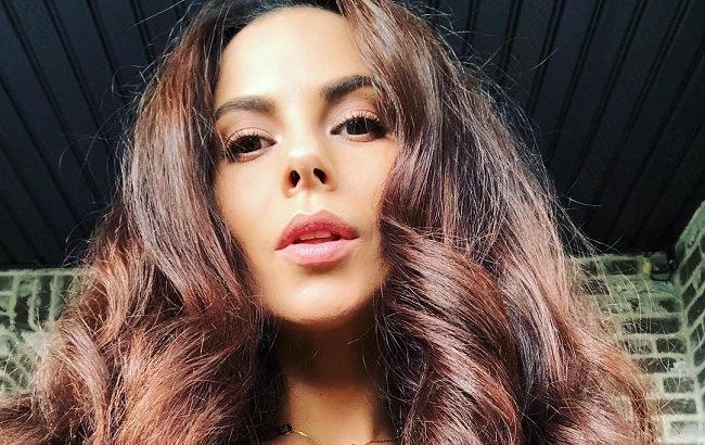 "Ножки — огонь": Каменских показала плавные изгибы в облегающем платье с разрезом