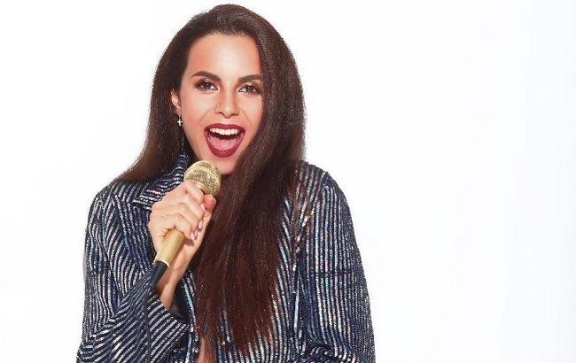 "Багато пафосу: Каменських у відвертому вбранні заспівала "Щедрик"