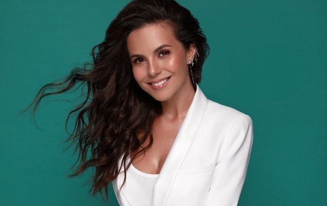 Як школярка: Настя Каменських умилила невинним образом у Парижі