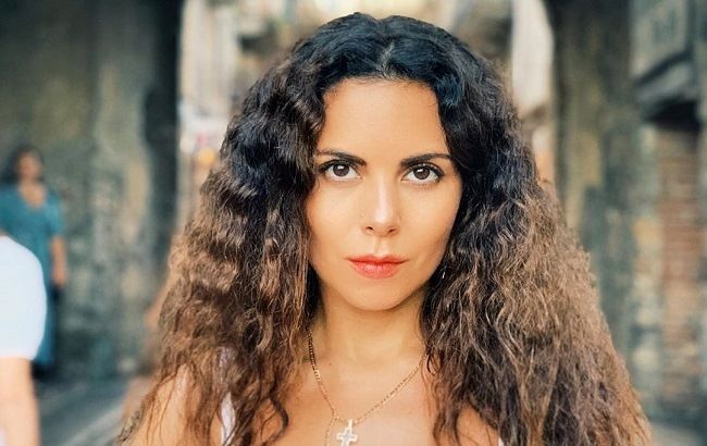 "Воплощение счастья": Настя Каменских очаровала красотой в пестром мини-платье