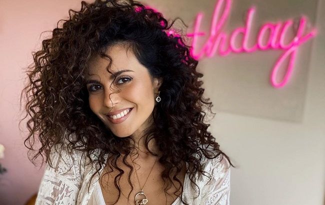 Опять невеста: Настя Каменских в бельевом платье и кружевах вдохновила счастьем