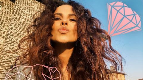 В бра-топе и с оголенным животиком: Настя Каменских очаровала соблазнительным total black образом