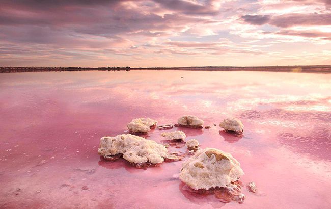 Найкрасивіше озеро України змінило колір: що сталося