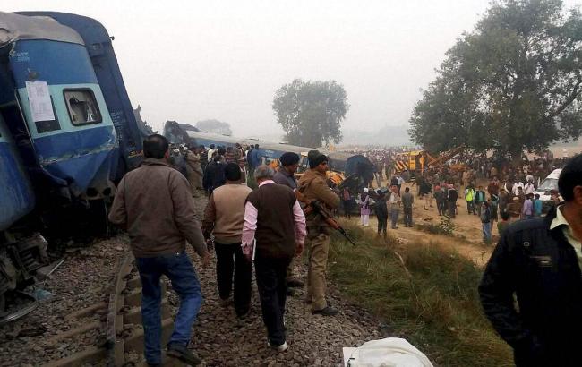 Крушение поезда в Индии: число погибших превысило 100 человек