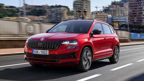 LED-фары и виртуальные приборы всем: представлен обновленный кроссовер Skoda Karoq