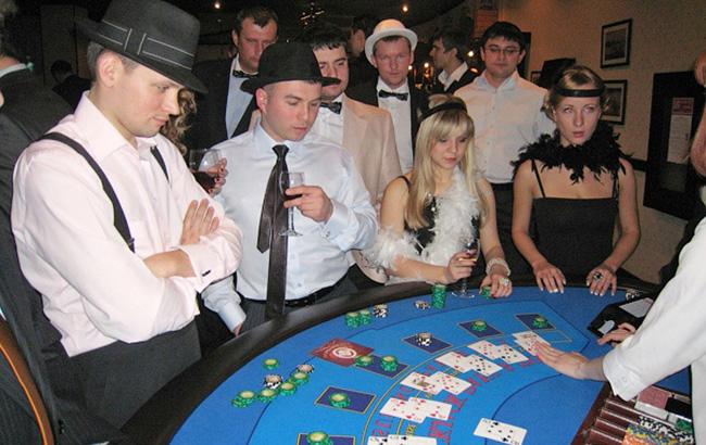 Семейные психологи рассказали, любители каких карточных игр не склонны изменять женам