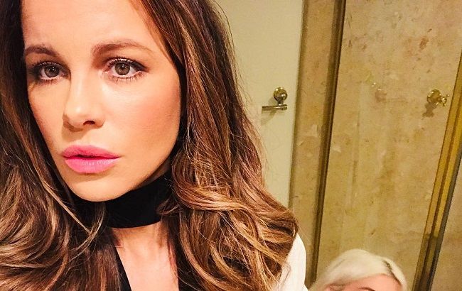 В коротких шортах и на каблуках: 45-летняя Кейт Бекинсейл взорвала сеть откровенным снимком