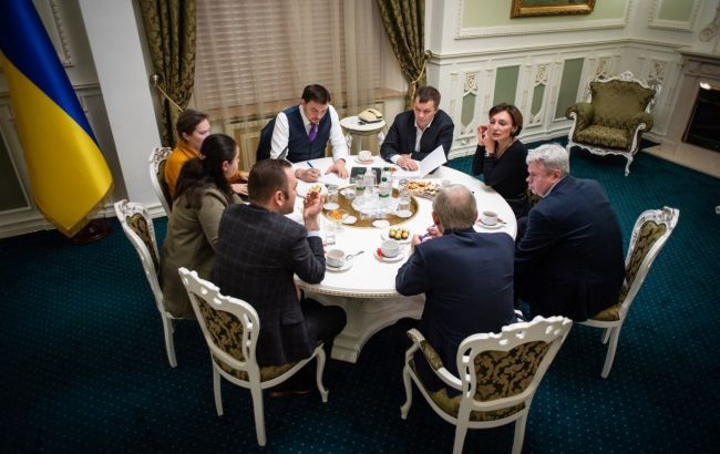 НБУ и Кабмин обсудили укрепление курса гривны к доллару